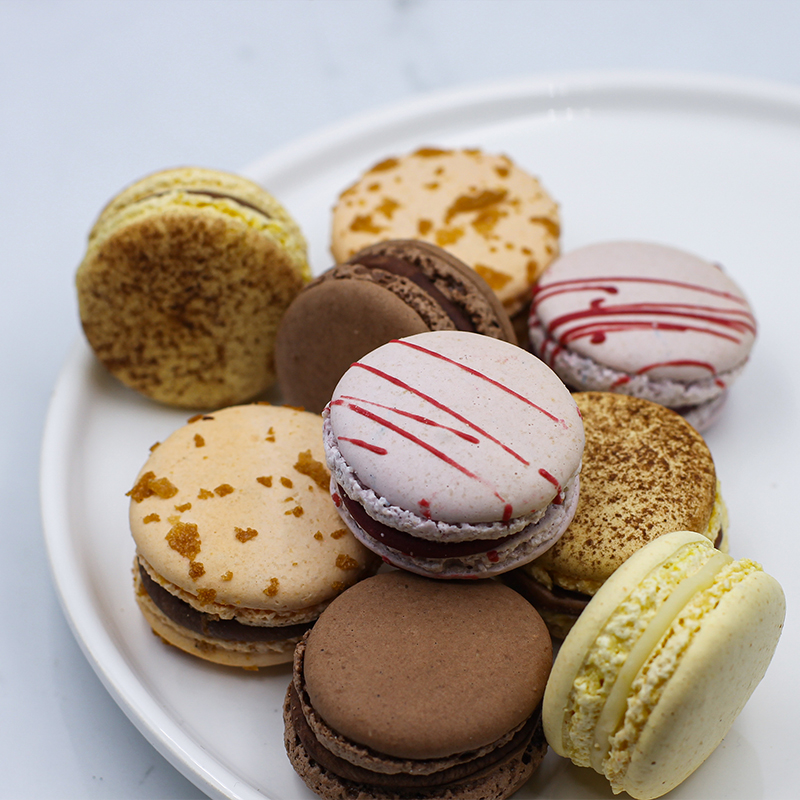 Pâtisserie Valentin Strasbourg - Macarons pistache, chocolat, framboise, praliné, vanille